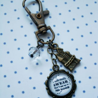 Brelok z cytatem "I solemny swear, that I am up to no good" czyli "Uroczyście przysięgam, że knuję coś niedobrego" - hasłem Huncwotów z książek o Harry'm Potterze. Świetny dla fana lub fanki, dodatkowo wzbogacony o zawieszkę z Hogwartem i koralikiem.