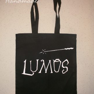 Czarna torba bawełniana ręcznie malowana z namalowanym napisem Lumos dla fana Harryego Pottera na prezent. Torba na ramię z długimi uchwytami z grafikę potterową
