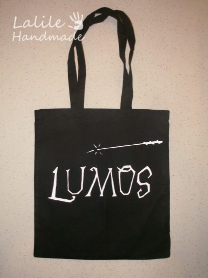 Czarna torba bawełniana ręcznie malowana z namalowanym napisem Lumos dla fana Harryego Pottera na prezent. Torba na ramię z długimi uchwytami z grafikę potterową