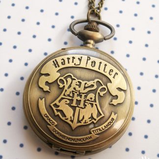 Zegarek na łańcuszku, przedstawiający godło Hogwartu wraz z jego mottem. Zegarek jest pięknie wykonany, solidny, otwierany. Ucieszy miłośnika Harry'ego Pottera!