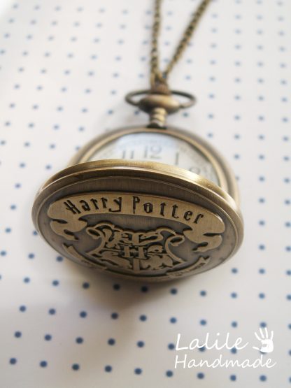 Zegarek na łańcuszku, przedstawiający godło Hogwartu wraz z jego mottem. Zegarek jest pięknie wykonany, solidny, otwierany. Ucieszy miłośnika Harry'ego Pottera!