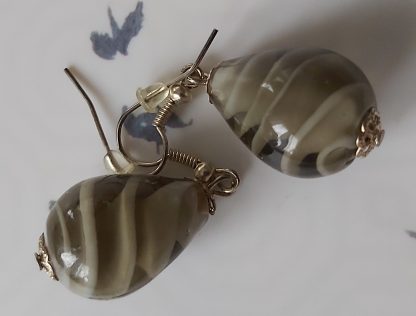 Lalile Handmade. Kolczyki - szklane owalne - w kształcie łezki. Oliwkowe szkło weneckie.