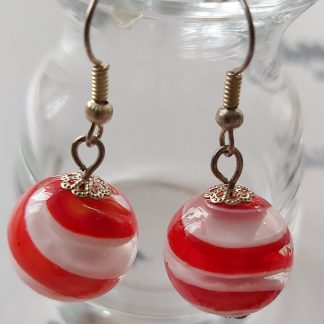 Lalile Handmade. Kolczyki – czerwono-białe szkło – w kształcie kulki