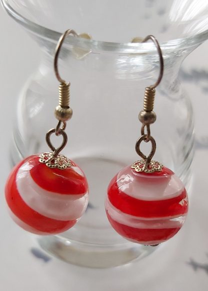 Lalile Handmade. Kolczyki – czerwono-białe szkło – w kształcie kulki