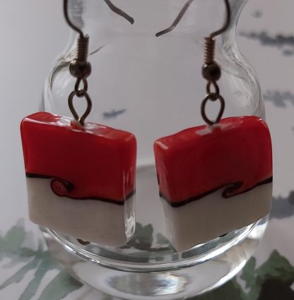 Lalile Handmade. Kolczyki – czerwono-białe szkło – w kształcie kwadratu