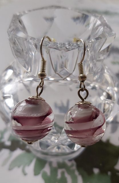 Lalile Handmade. Kolczyki – fioletowo-białe szkło – w kształcie kulki