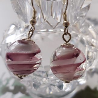 Lalile Handmade. Kolczyki – fioletowo-białe szkło – w kształcie kulki