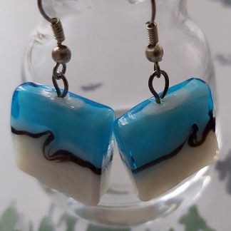 Lalile Handmade. Kolczyki – niebiesko-białe szkło – w kształcie kwadratu