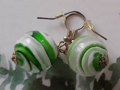 Lalile Handmade. Kolczyki – zielono-białe szkło – w kształcie kulki