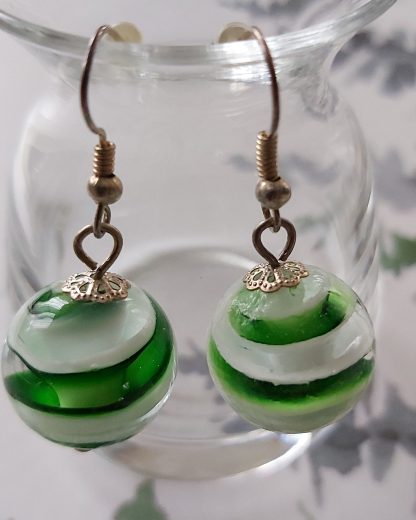 Lalile Handmade. Kolczyki – zielono-białe szkło – w kształcie kulki