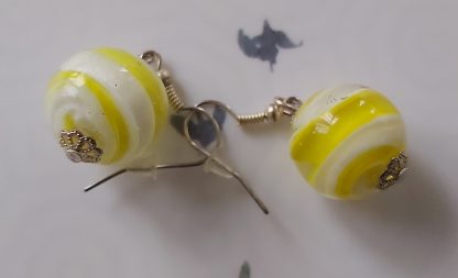 Lalile Handmade. Kolczyki – żółto-białe szkło – w kształcie kulki
