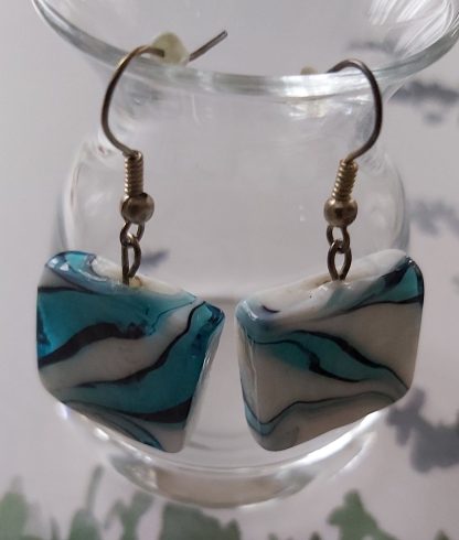 Lalile Handmade. Kolczyki – biało-niebieskie szkło – w kształcie kwadratu
